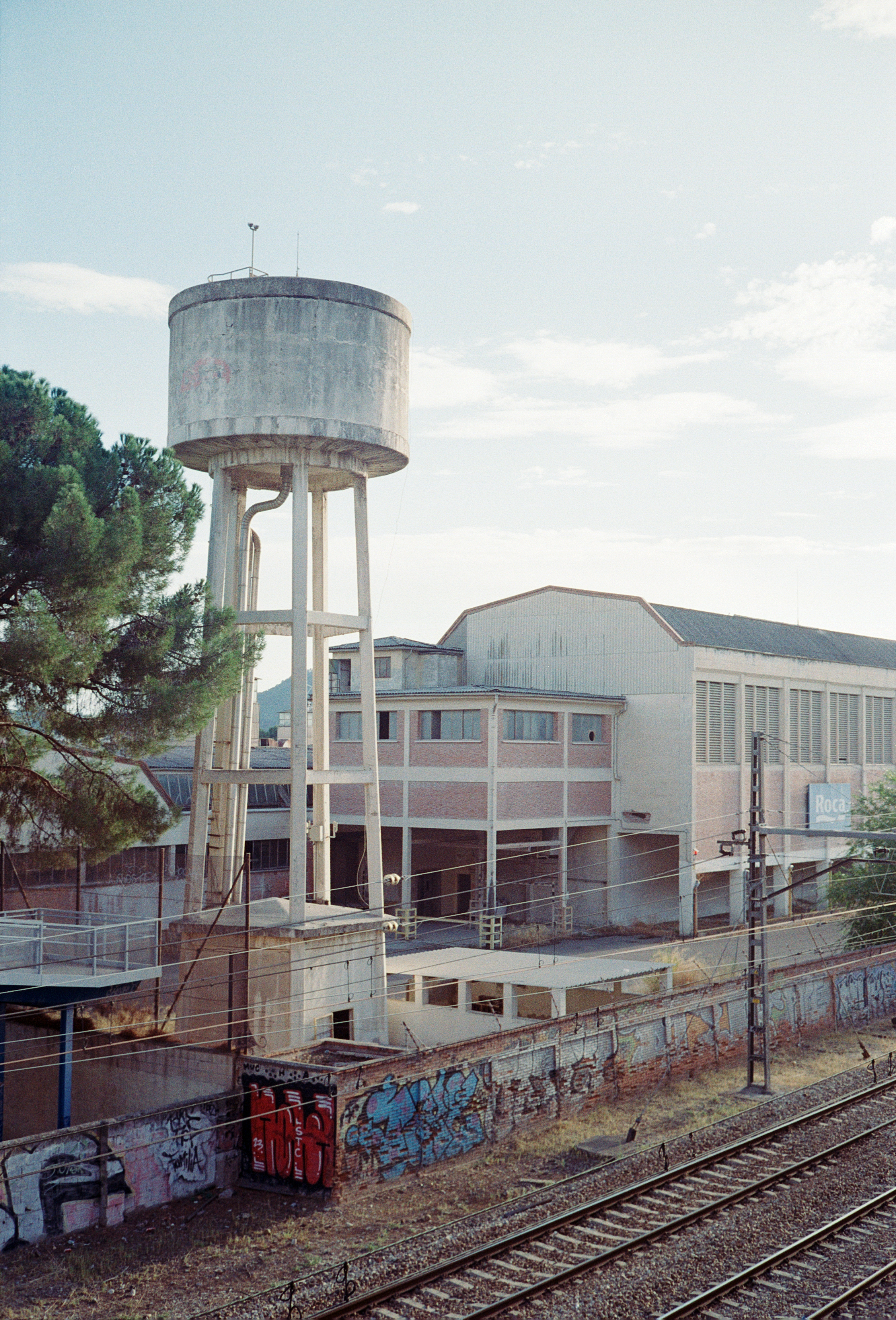 A picture of a water tower